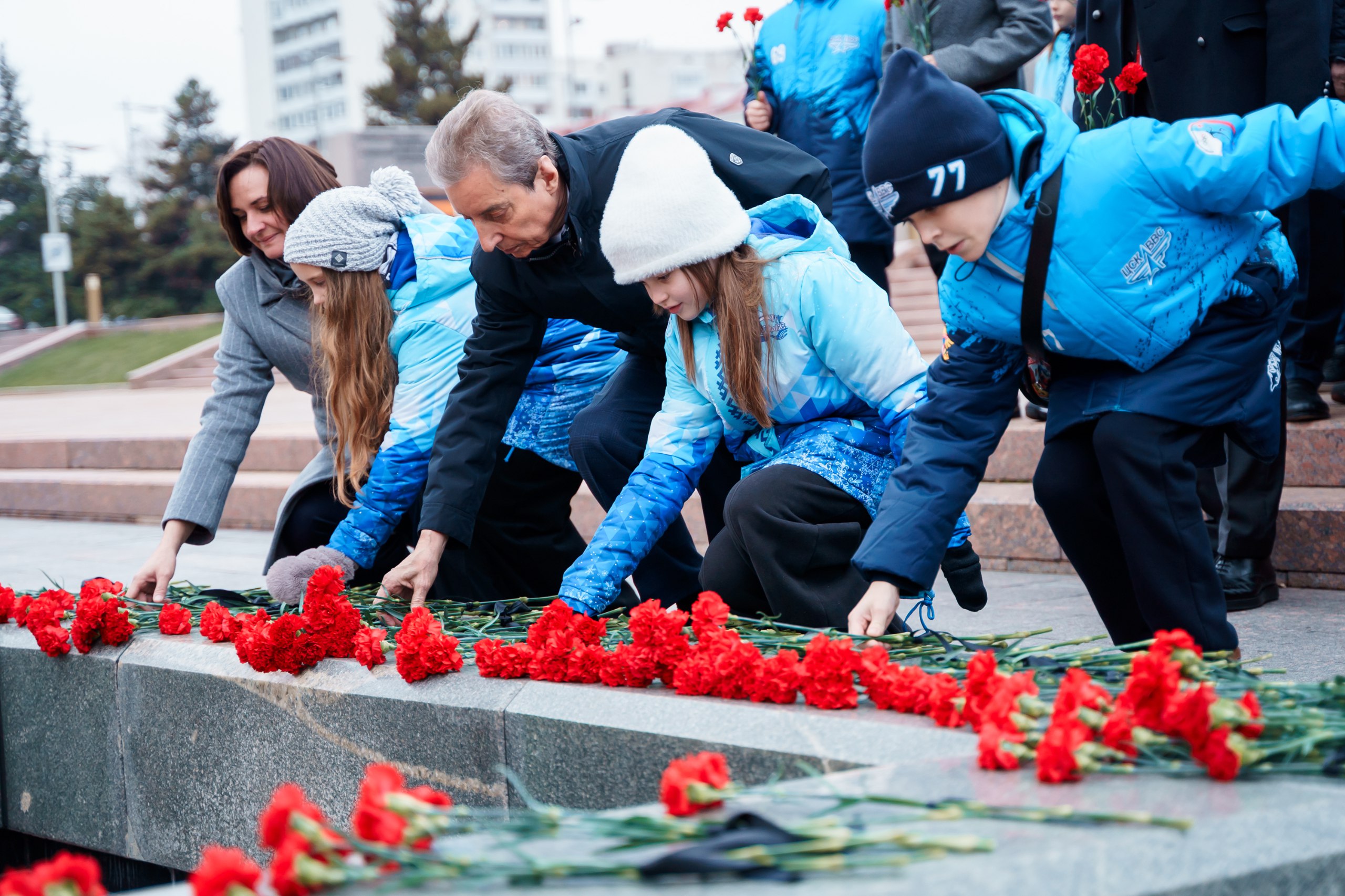 Члены Совета при Президенте по развитию физкультуры и спорта возложили цветы к Вечному огню Члены Совета при Президенте по развитию физкультуры и спорта возложили цветы к Вечному огню