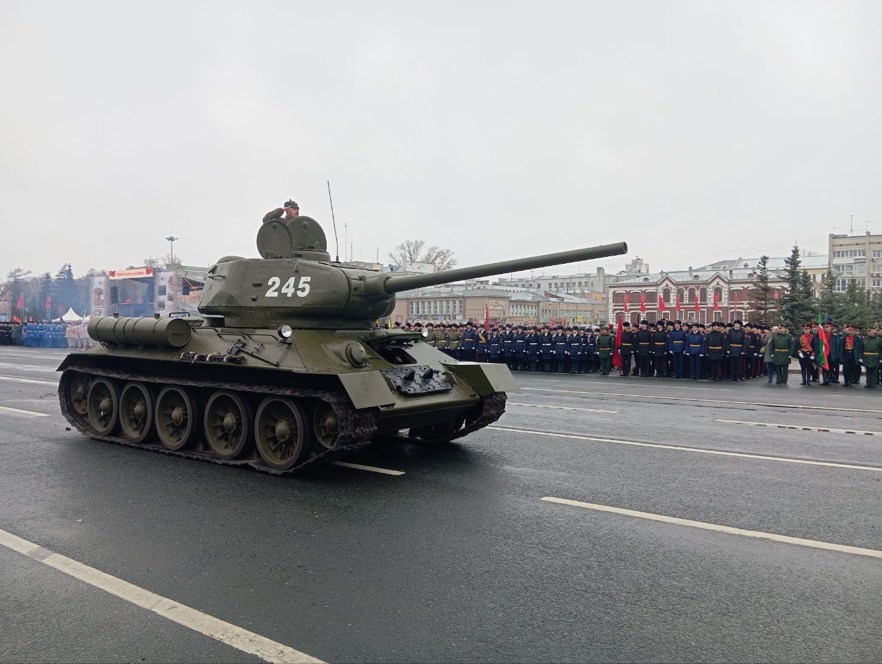 На площадь вышел легендарный танк Т-34