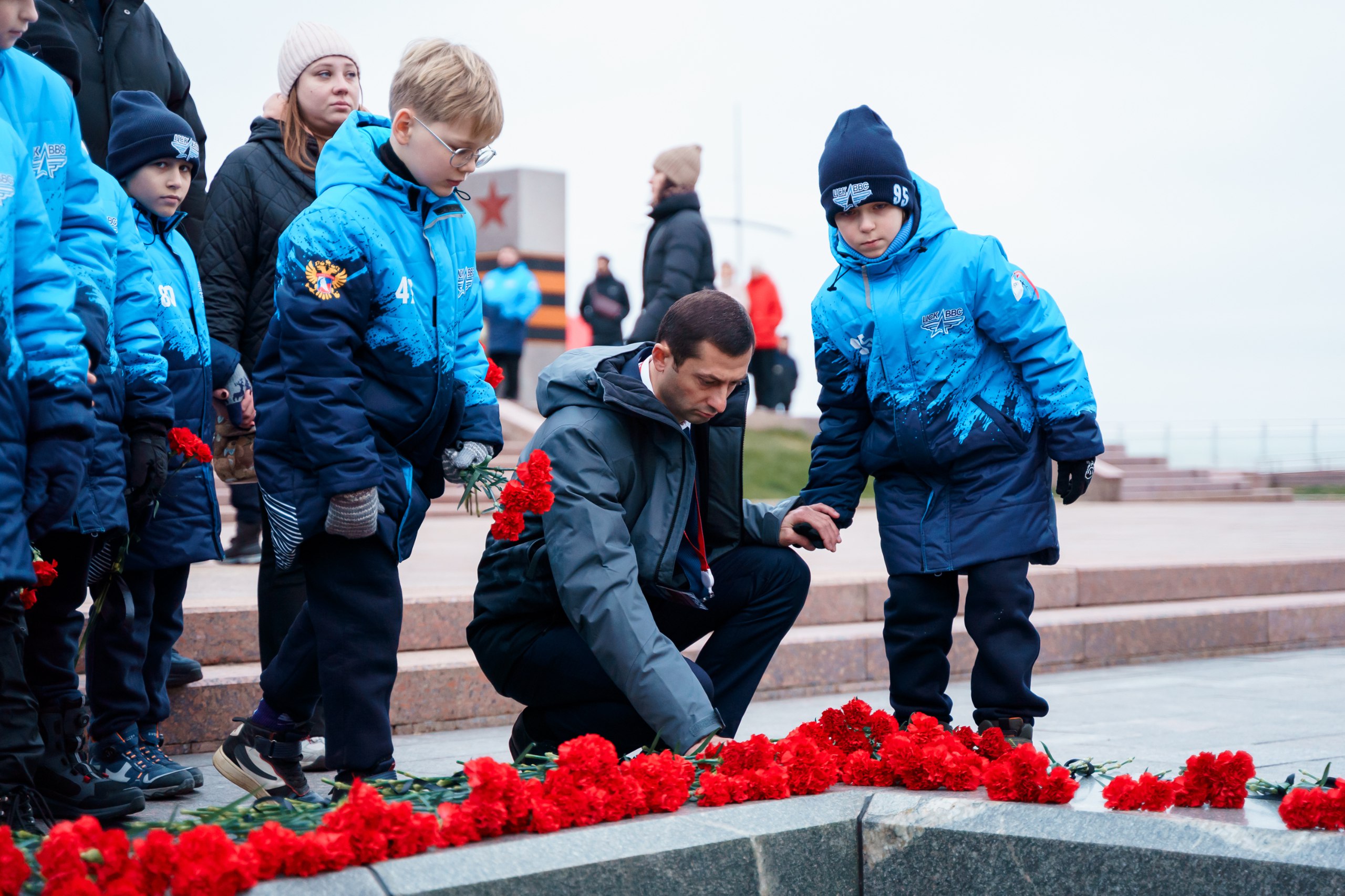 Члены Совета при Президенте по развитию физкультуры и спорта возложили цветы к Вечному огню Члены Совета при Президенте по развитию физкультуры и спорта возложили цветы к Вечному огню