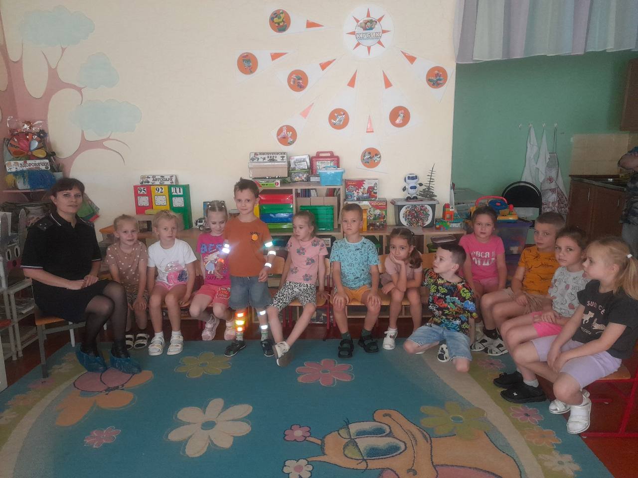 Для воспитанников детского сада «Аленушка» сотрудники #ГАИЖигулевска провели мероприятие "Засветись! Стань заметней на дороге!" Для воспитанников детского сада «Аленушка» сотрудники #ГАИЖигулевска провели мероприятие "Засветись! Стань заметней на дороге!"