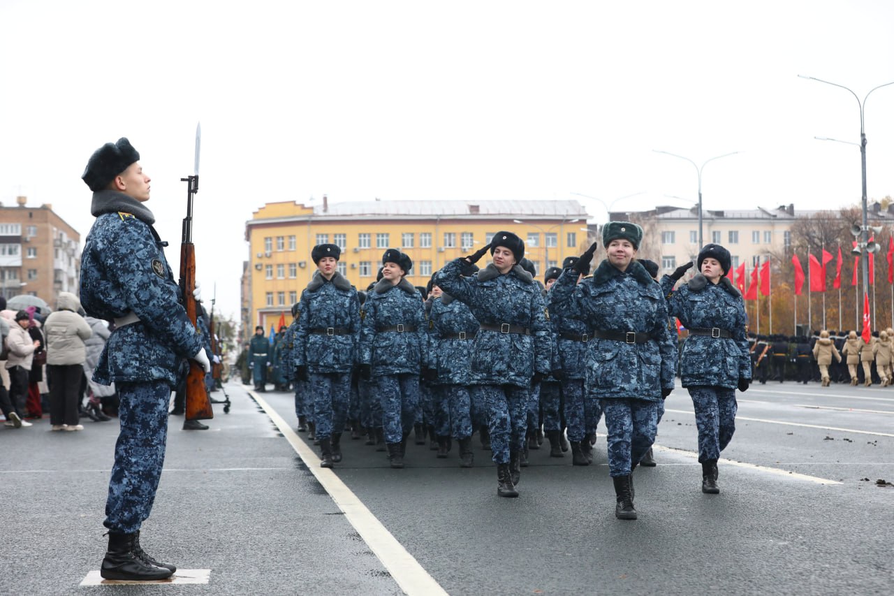 Более 7,5 тысяч человек объединил юбилейный Парад Памяти на площади Куйбышева в Самаре Более 7,5 тысяч человек объединил юбилейный Парад Памяти на площади Куйбышева в Самаре