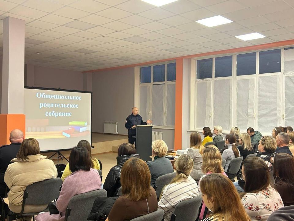 Руководитель Госавтоинспекции по Большечерниговскому району подполковник полиции Максим Вячеславович Ализаренко принял участие в проведении общешкольного родительского собрания в ГБОУ СОШ с.Большая Черниговка