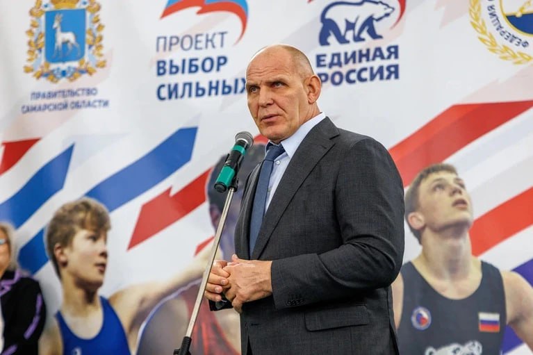 Александр Карелин открыл секцию борьбы в Смышляевке