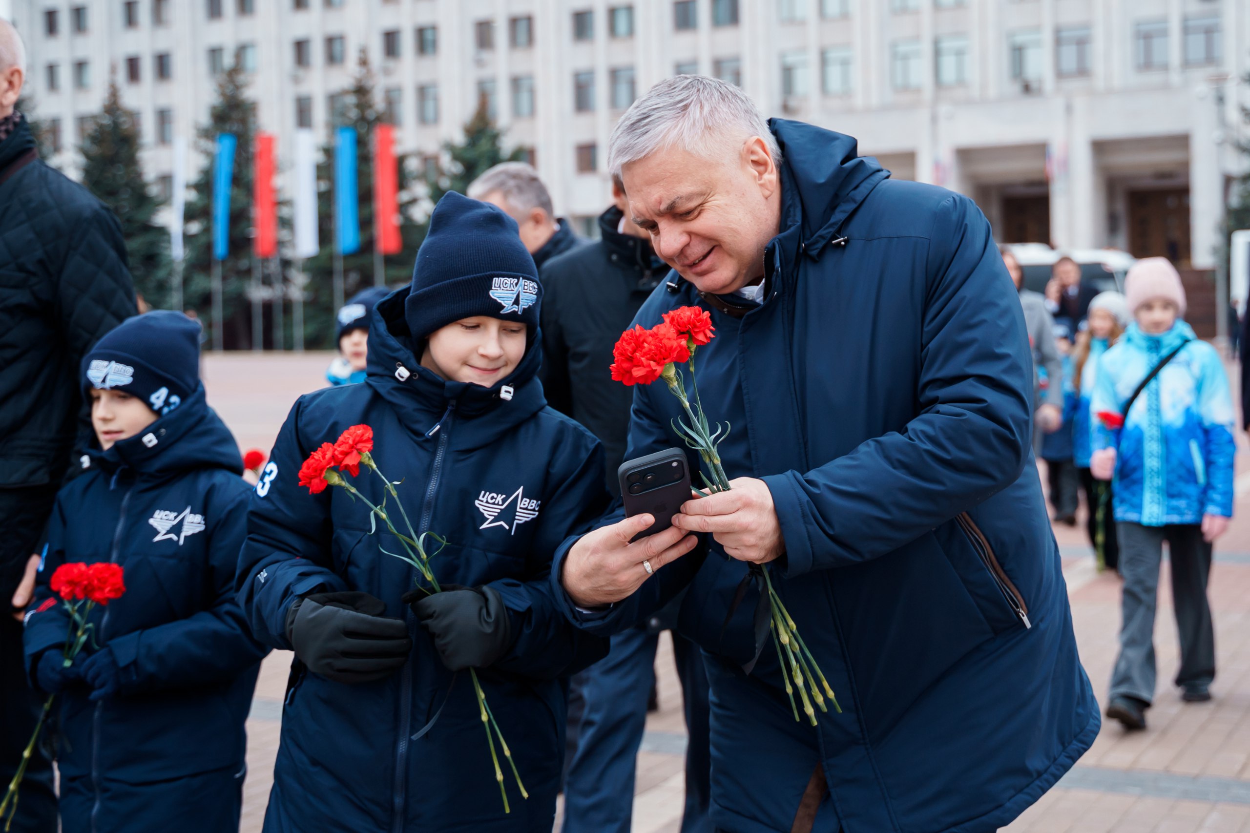 Члены Совета при Президенте по развитию физкультуры и спорта возложили цветы к Вечному огню Члены Совета при Президенте по развитию физкультуры и спорта возложили цветы к Вечному огню