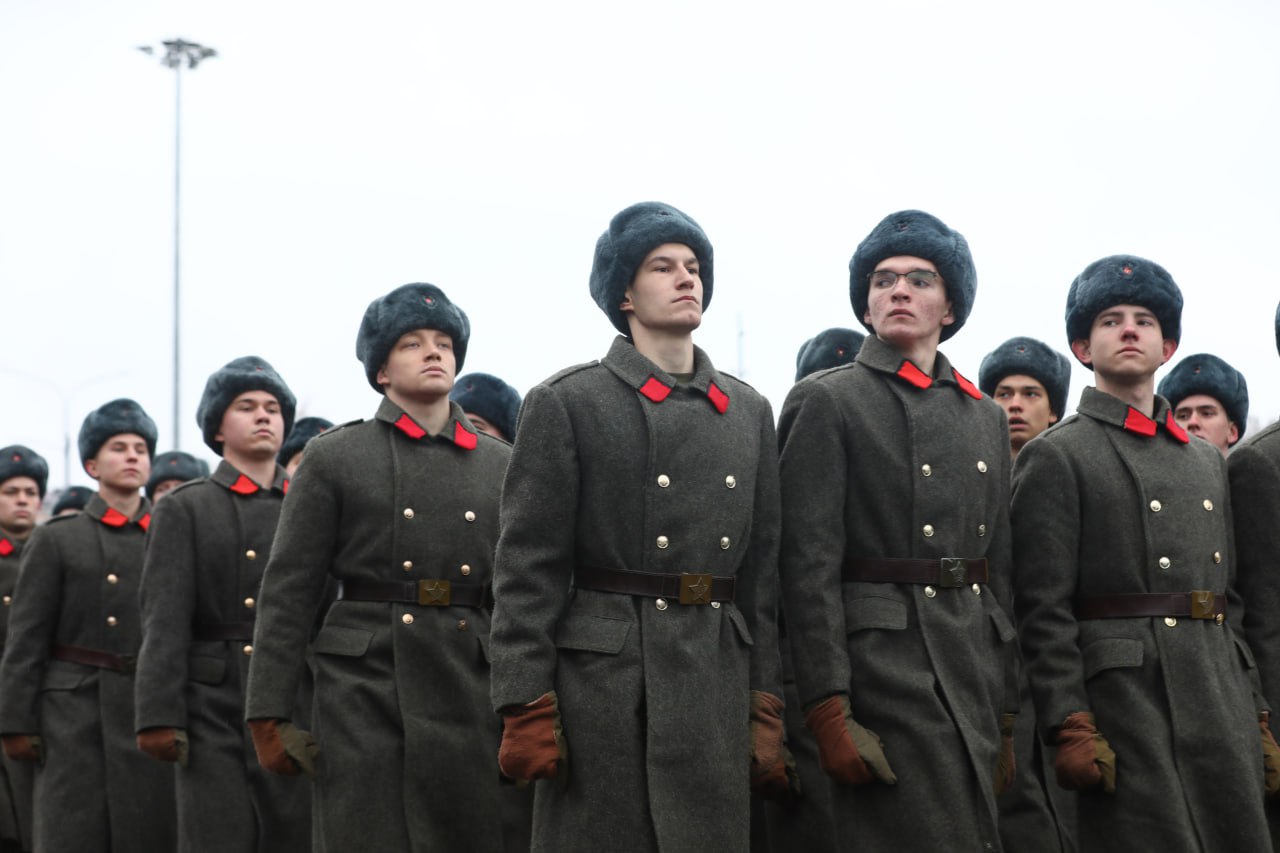 Более 7,5 тысяч человек объединил юбилейный Парад Памяти на площади Куйбышева в Самаре Более 7,5 тысяч человек объединил юбилейный Парад Памяти на площади Куйбышева в Самаре