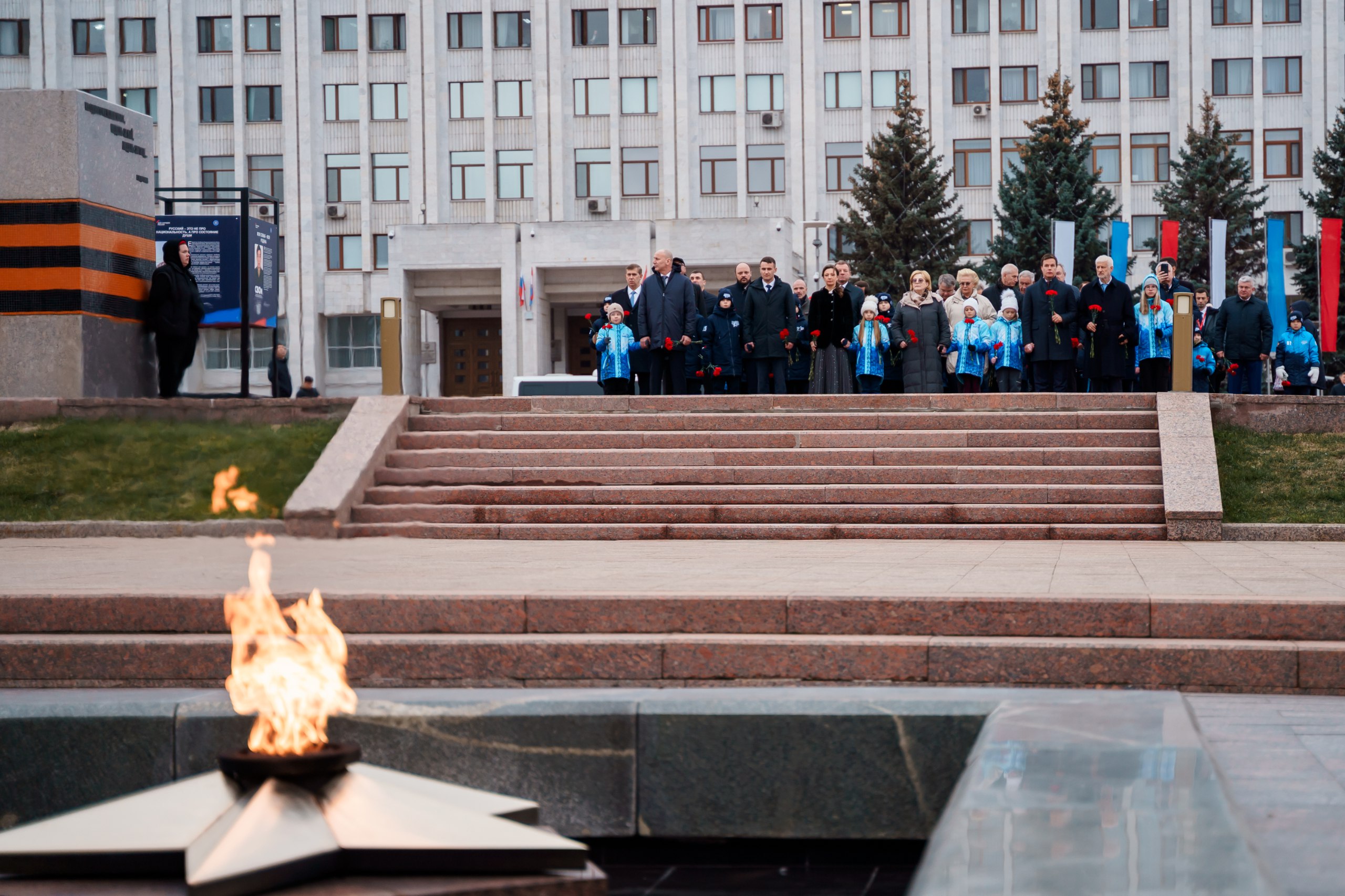 Члены Совета при Президенте по развитию физкультуры и спорта возложили цветы к Вечному огню