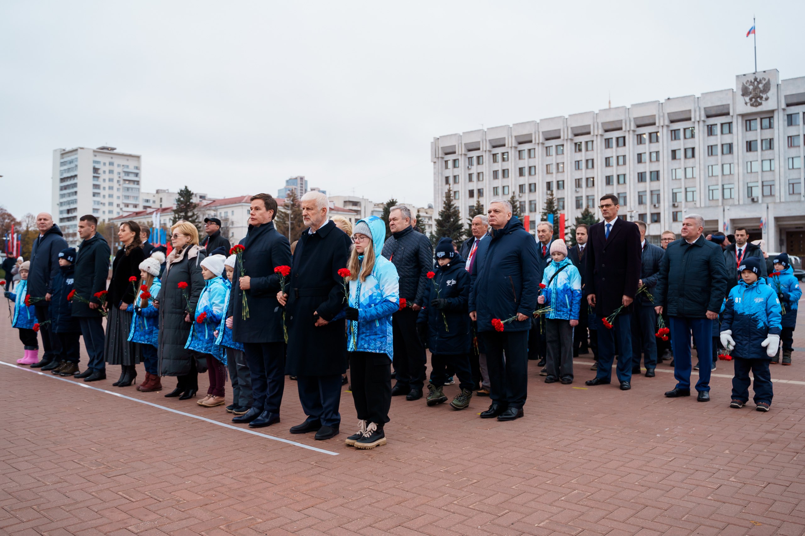 Члены Совета при Президенте по развитию физкультуры и спорта возложили цветы к Вечному огню Члены Совета при Президенте по развитию физкультуры и спорта возложили цветы к Вечному огню