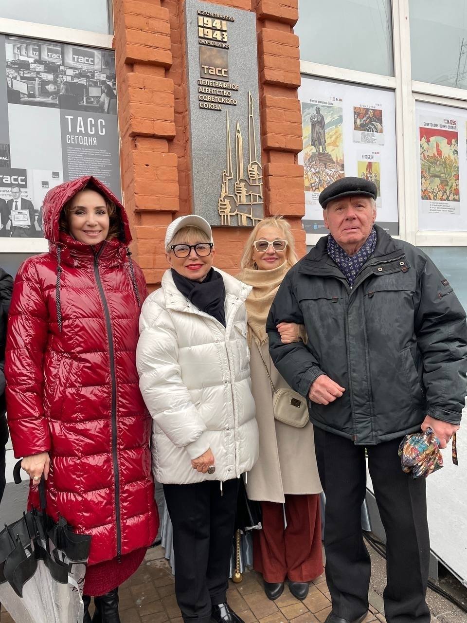 После открытия мемориальной доски прошла церемония возложения цветов После открытия мемориальной доски прошла церемония возложения цветов