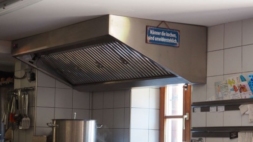 Решетка вытяжки будет сверкать: липкий жир отмоет одно средство из ванной