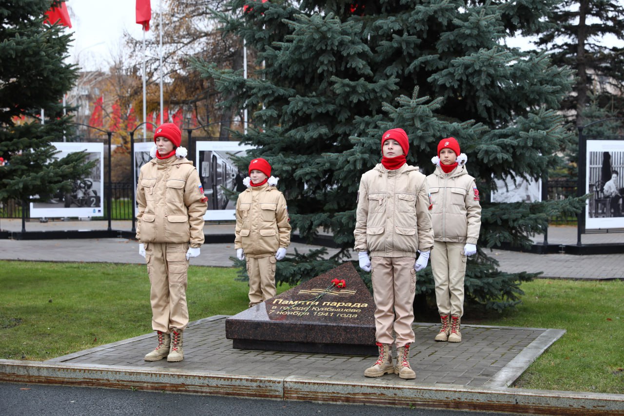 Более 7,5 тысяч человек объединил юбилейный Парад Памяти на площади Куйбышева в Самаре Более 7,5 тысяч человек объединил юбилейный Парад Памяти на площади Куйбышева в Самаре