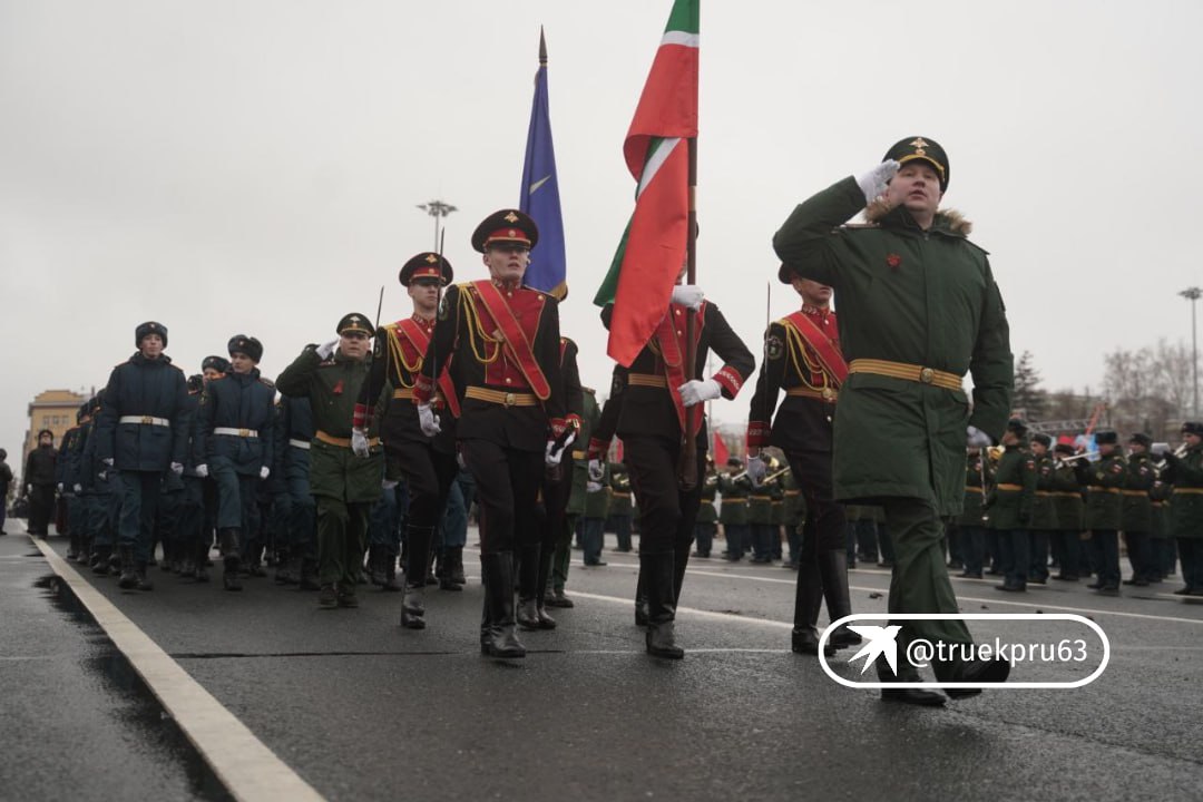 Парадные расчеты на площади Куйбышева в объективе фотокорреспондента «КП-Самара»