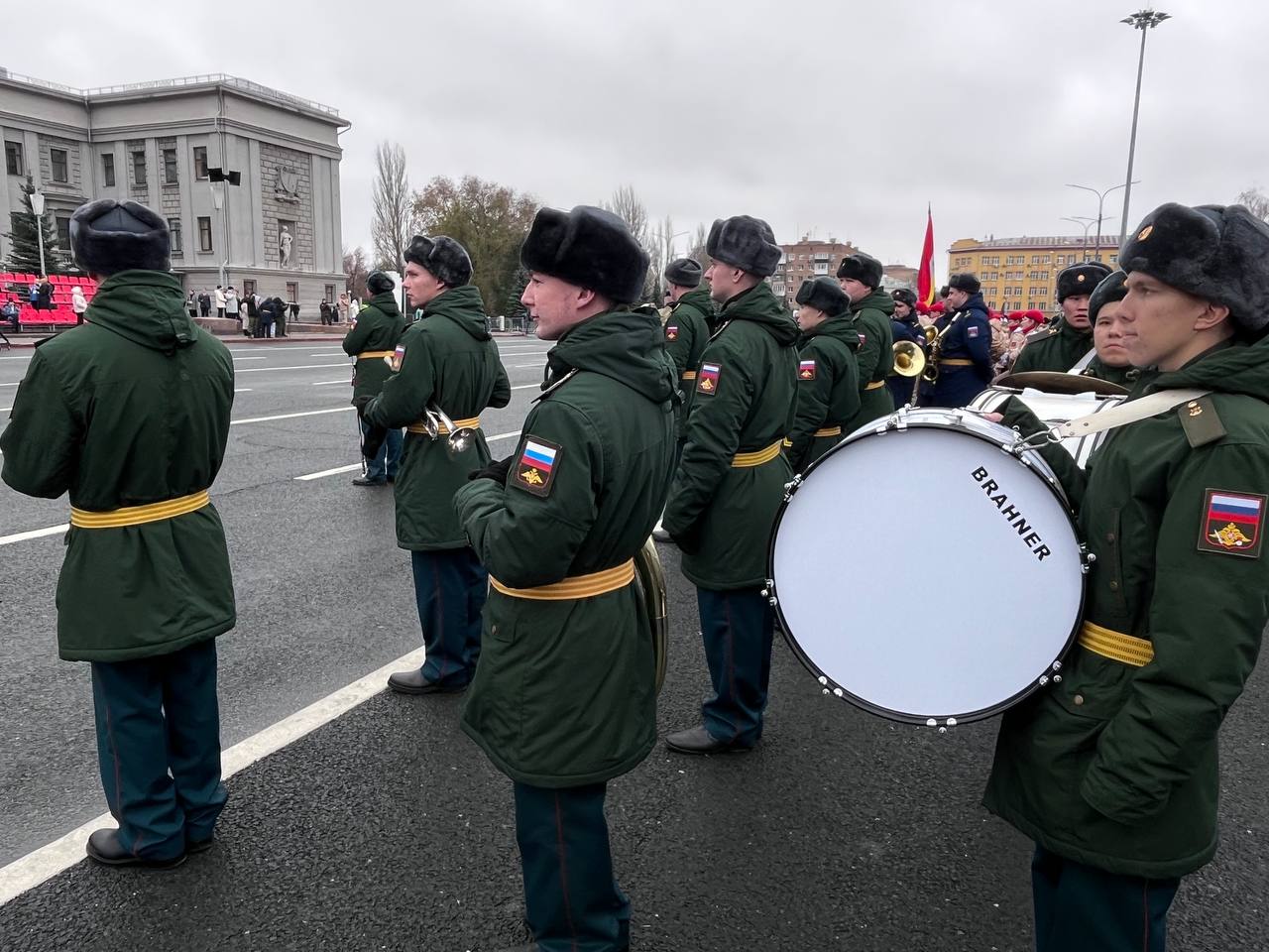 Как и 84 года назад, марширующих будет сопровождать Центральный военный оркестр Министерства обороны страны Как и 84 года назад, марширующих будет сопровождать Центральный военный оркестр Министерства обороны страны