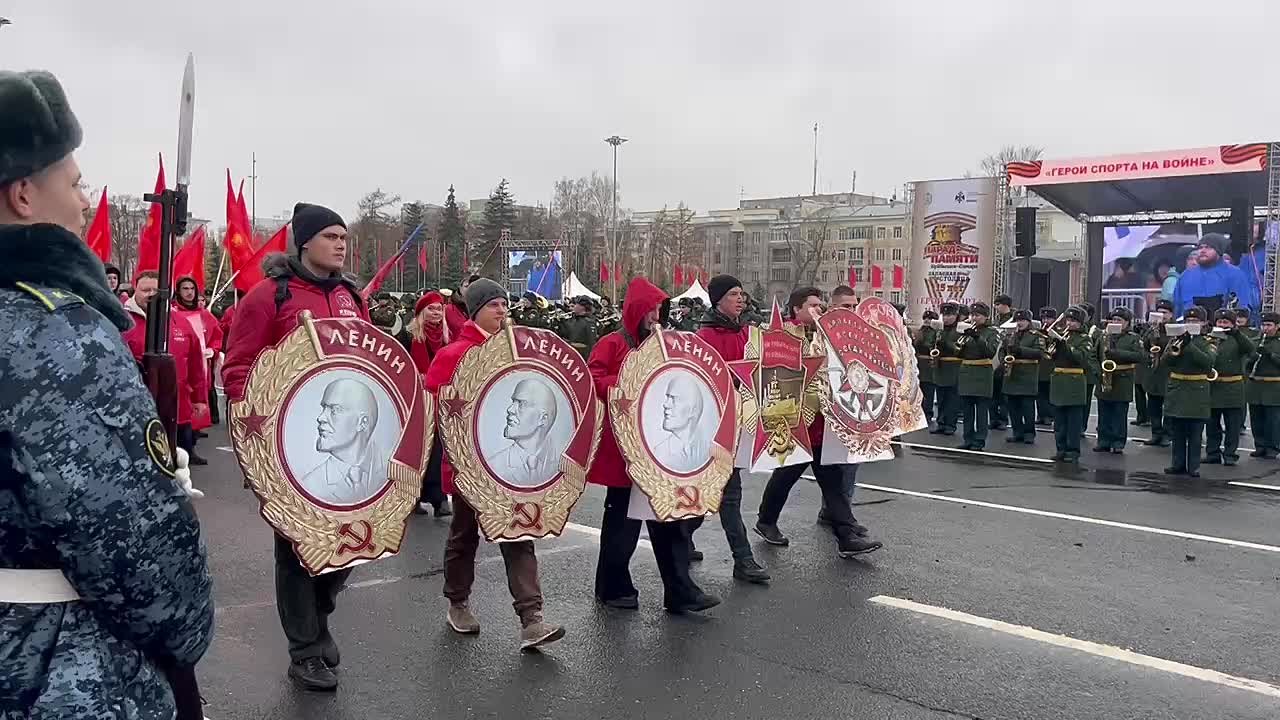 На площади Куйбышева началась гражданская часть Парада Памяти