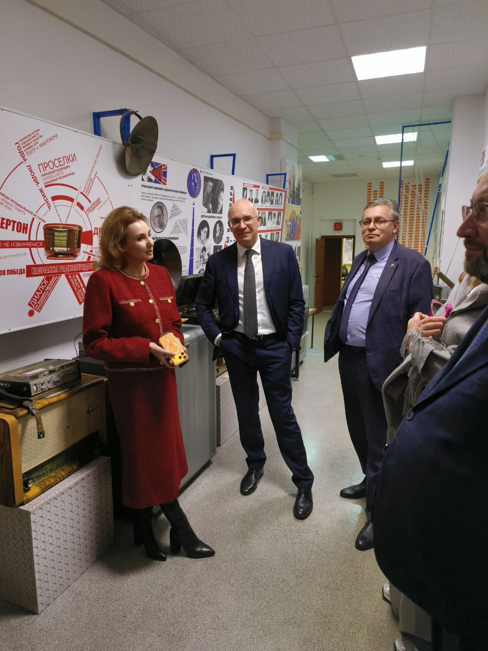 После записи в студии флагмана ГЛАВНОГО МЕДИАХОЛДИНГА РОССИИ генеральному директору ИА России ТАСС Андрею Кондрашову провели экскурсию по телерадиокомпании После записи в студии флагмана ГЛАВНОГО МЕДИАХОЛДИНГА РОССИИ генеральному директору ИА России ТАСС Андрею Кондрашову провели экскурсию по телерадиокомпании