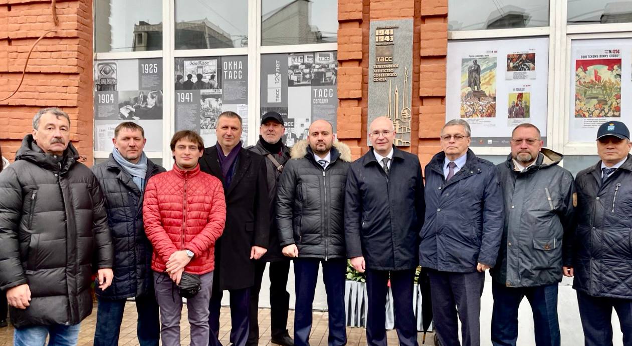 После открытия мемориальной доски прошла церемония возложения цветов После открытия мемориальной доски прошла церемония возложения цветов