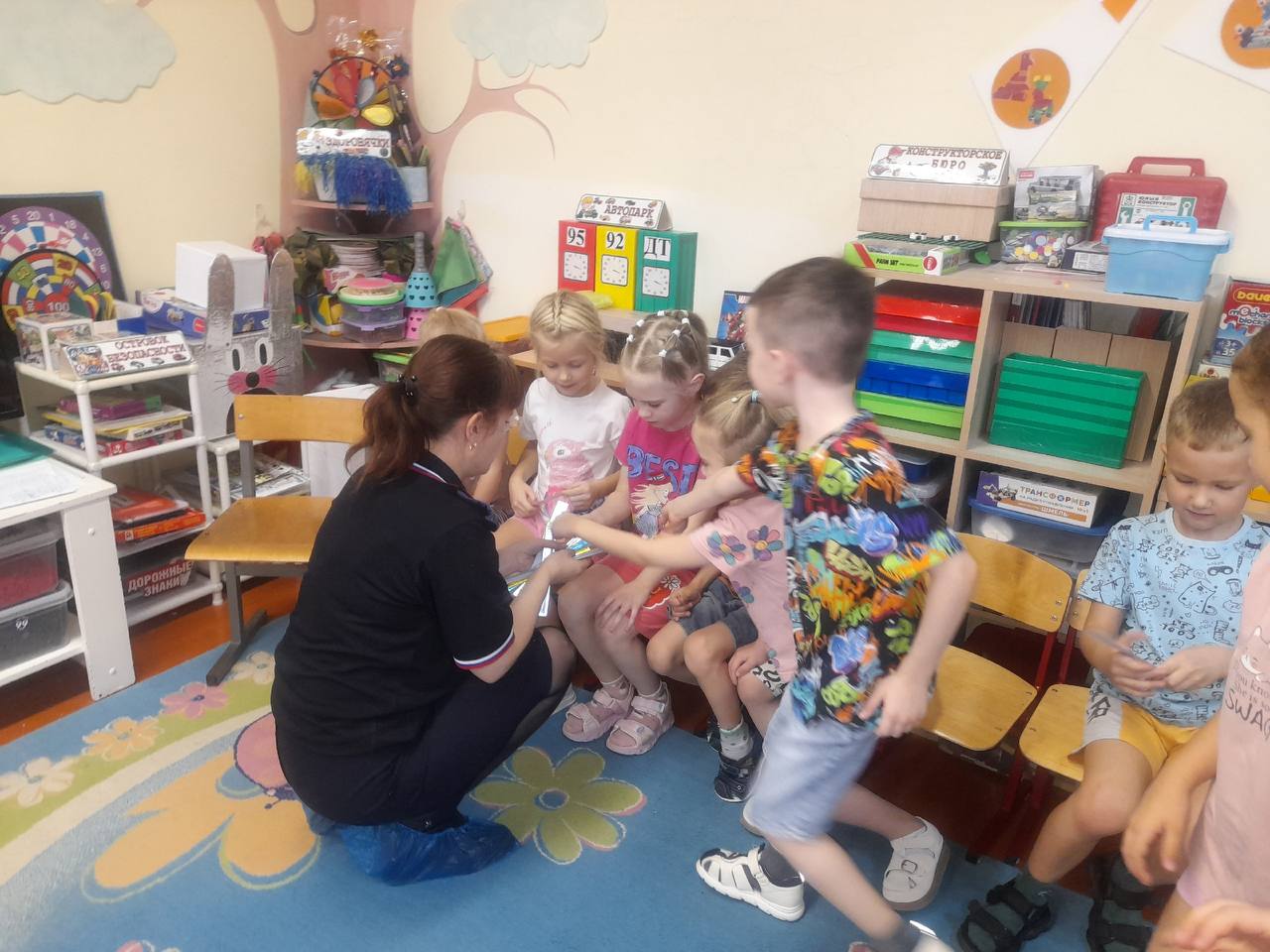 Для воспитанников детского сада «Аленушка» сотрудники #ГАИЖигулевска провели мероприятие "Засветись! Стань заметней на дороге!" Для воспитанников детского сада «Аленушка» сотрудники #ГАИЖигулевска провели мероприятие "Засветись! Стань заметней на дороге!"