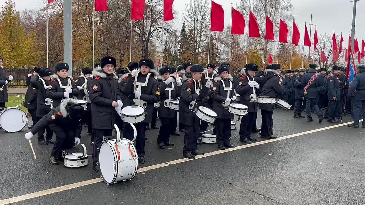 Как и 84 года назад, марширующих будет сопровождать Центральный военный оркестр Министерства обороны страны