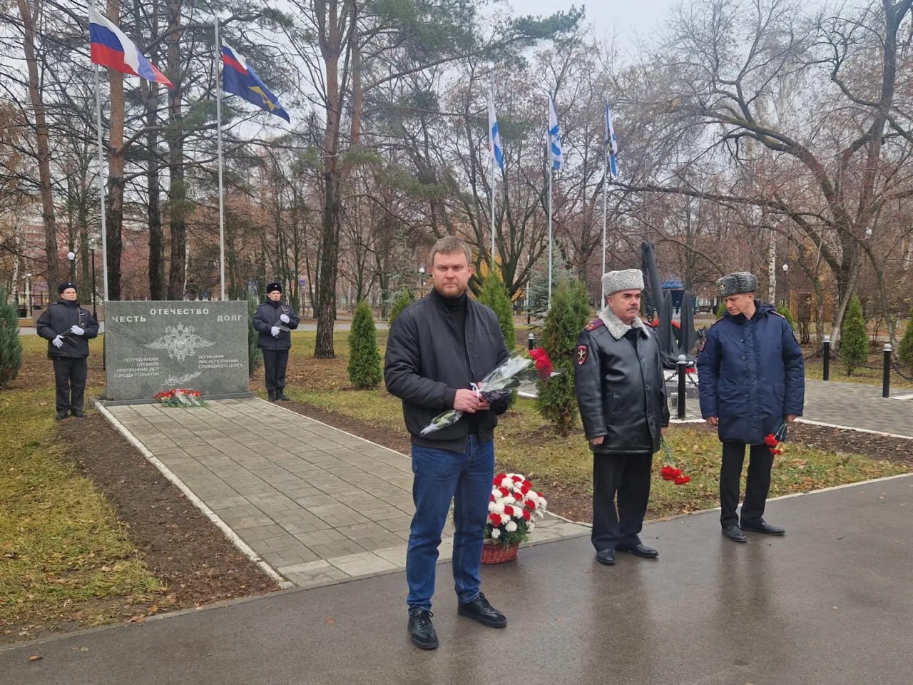 В Тольятти почтили память погибших при выполнении служебных обязанностей сотрудников В Тольятти почтили память погибших при выполнении служебных обязанностей сотрудников