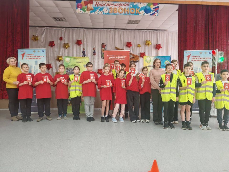 Более 200 учащихся Комсомольского района из 11 образовательных учреждений районов получили уникальную возможность углубить свои знания о правилах дорожного движения и безопасном поведении в различных ситуациях