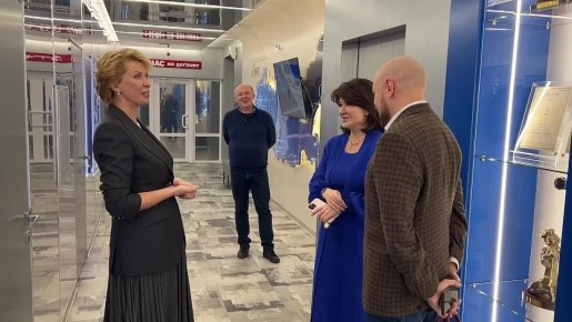 После записи пресс-конференции в студии флагмана ГЛАВНОГО МЕДИАХОЛДИНГА РОССИИ председателю Поволжского банка Сбербанка Наталии Цайтлер провели экскурсию по телерадиокомпании