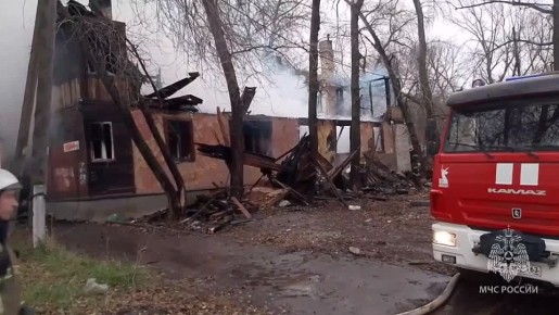 В Кировском районе Самары горел расселенный двухэтажный дом на площади 300 кв м