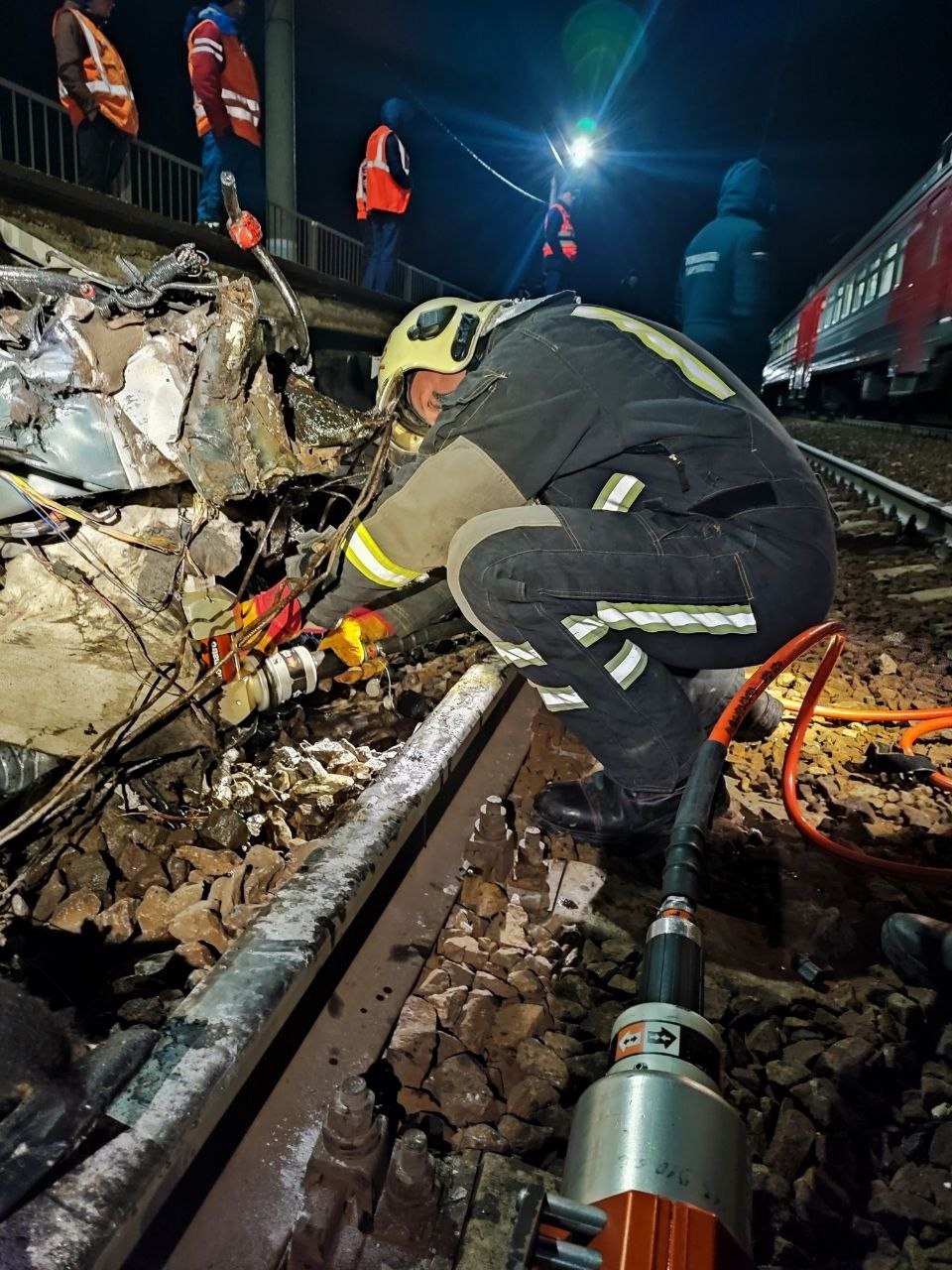 Поезд столкнулся с автомобилем на переезде в Новосемейкино! Поезд столкнулся с автомобилем на переезде в Новосемейкино!