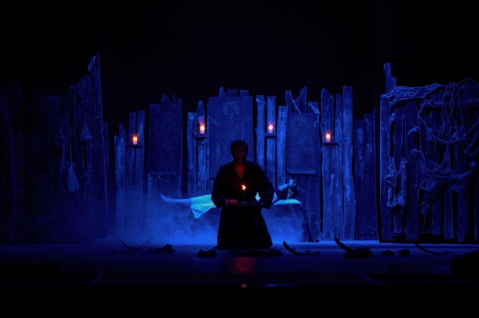 «Ходили по сцене со свечами, этот реквизит их спас»