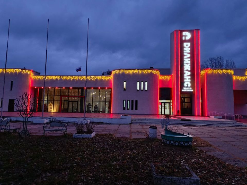 Новый фасад, новые спектакли