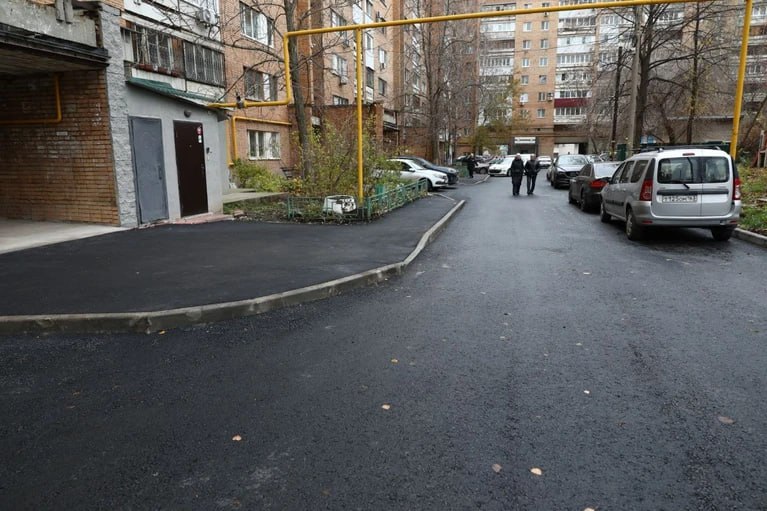 В Самаре благоустраивают двор протяженного дома на проспекте Ленина