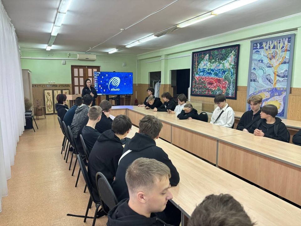 Сотрудники #ГосавтоинспекцииТольятти проводят занятия по безопасности дорожного движения для учащихся средних профессиональных образовательных учреждений