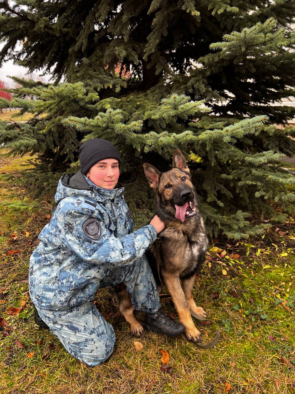 #ДоброеУтро!. Сегодня в нашей традиционной рубрике делятся с читателями хорошим настроением старший сержант полиции Анна Рылова и #служебныйпёс "Цейс из Центра на Олимпе"