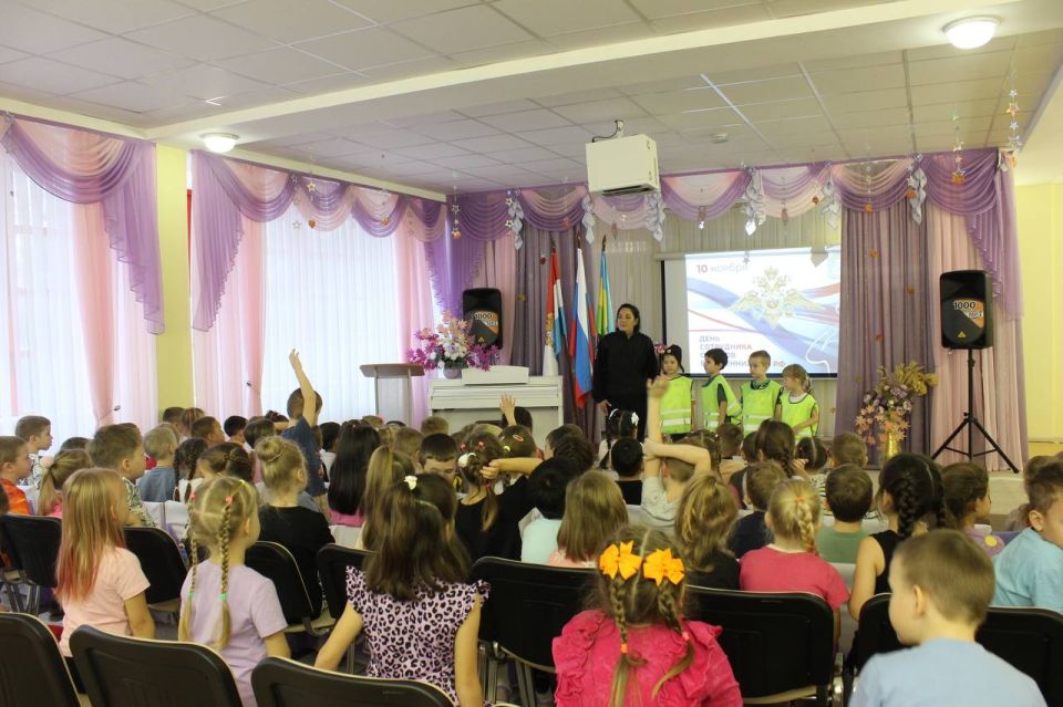 Детский сад «Яркий» выразил искреннюю признательность сотрудникам Госавтоинспекции в связи с празднованием Дня сотрудника органов внутренних дел Российской Федерации