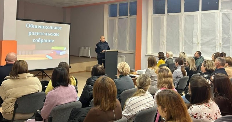 Сотрудники полиции Самарской области регулярно участвуют в школьных родительских собраниях — это часть системной работы по профилактике преступлений и правонарушений среди несовершеннолетних, снижению числа ДТП с их участием...