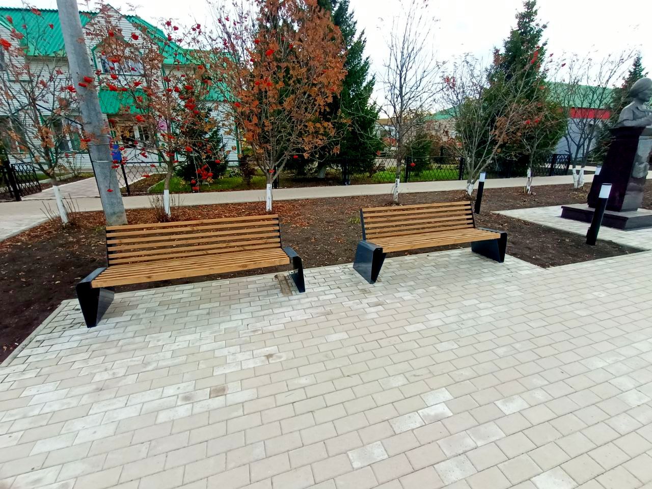 В Камышле установили памятник поэту и облагородили пешеходные зоны В Камышле установили памятник поэту и облагородили пешеходные зоны