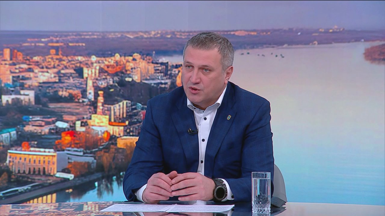 Зима еще не пришла, но городские службы уже активно готовятся к предстоящим снегопадам