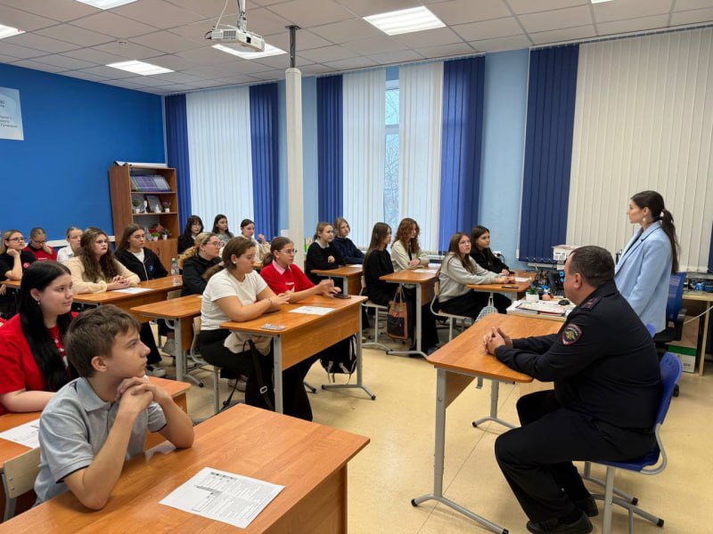 В Новокуйбышевске, заместитель начальника Госавтоинспекции майор полиции Дмитрий Максимов в рамках Всероссийского проекта «Классные встречи», реализуемого при поддержке «Движение Первых», целью которого является организация... В Новокуйбышевске, заместитель начальника Госавтоинспекции майор полиции Дмитрий Максимов в рамках Всероссийского проекта «Классные встречи», реализуемого при поддержке «Движение Первых», целью которого является организация...