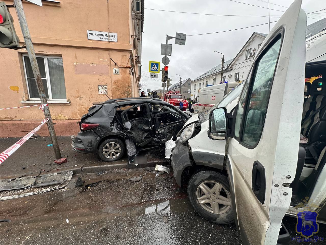 Полицейские работают на месте ДТП в Центральном районе Тольятти Полицейские работают на месте ДТП в Центральном районе Тольятти