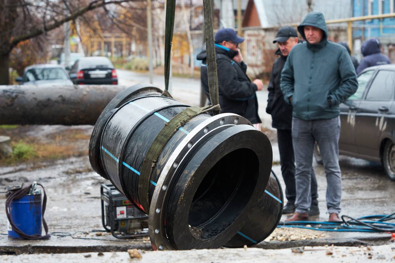 По информации руководителя ООО «Сызраньводоканал» в настоящее время продолжаются работы по капитальному ремонту сетей водоснабжения по улицам Володарского — Свердлова, Дзержинского — Свердлова, Кирова — Володарского По информации руководителя ООО «Сызраньводоканал» в настоящее время продолжаются работы по капитальному ремонту сетей водоснабжения по улицам Володарского — Свердлова, Дзержинского — Свердлова, Кирова — Володарского