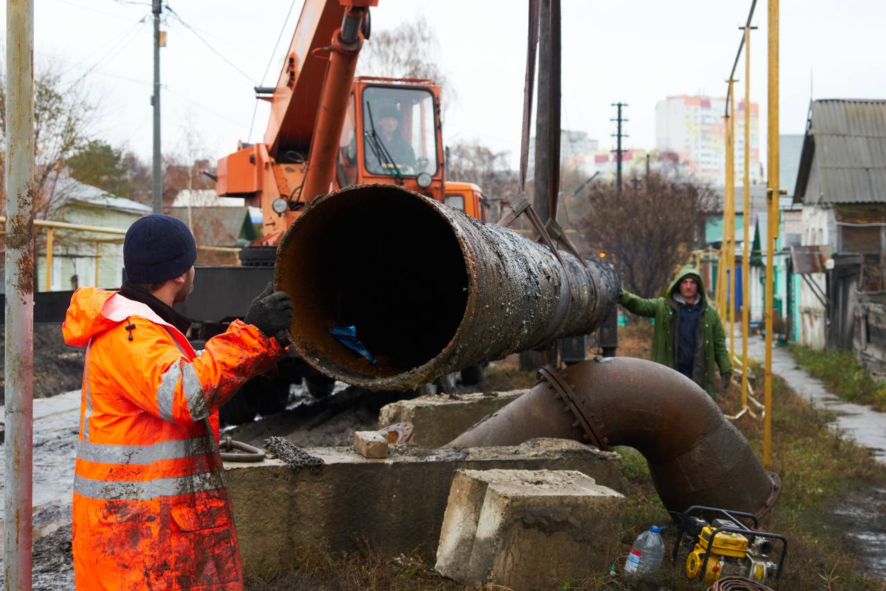 По информации руководителя ООО «Сызраньводоканал» в настоящее время продолжаются работы по капитальному ремонту сетей водоснабжения по улицам Володарского — Свердлова, Дзержинского — Свердлова, Кирова — Володарского