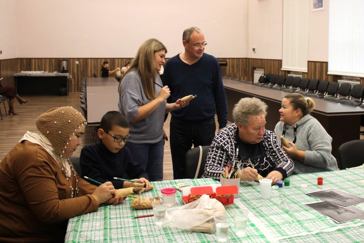 Пятую партию гумпомощи «за ленту» готовит Клуб семей военнослужащих Советского района «СВОи» к Новому году