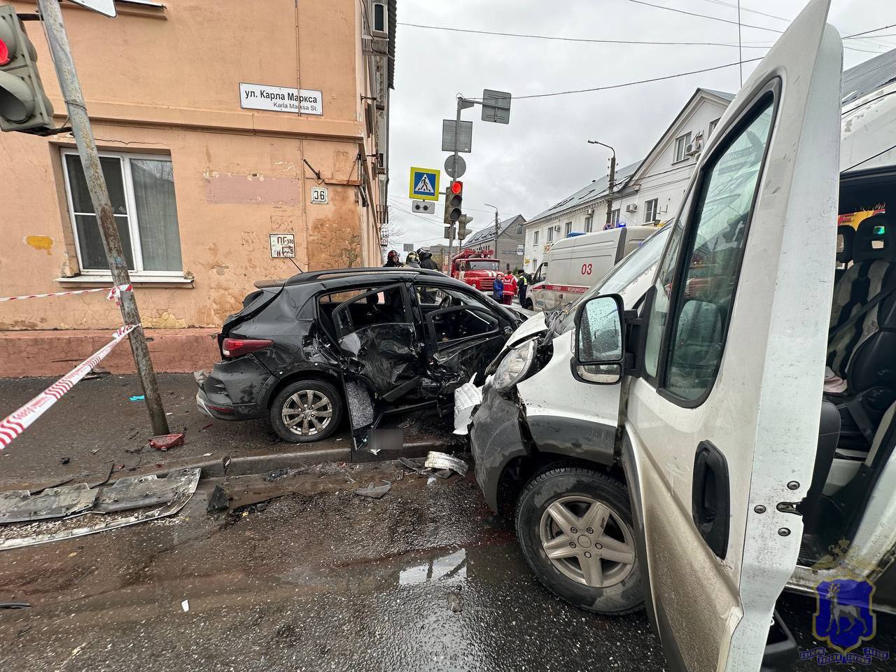 В Центральном районе Тольятти столкнулись маршрутный автобус Citroen и легковушка Kia