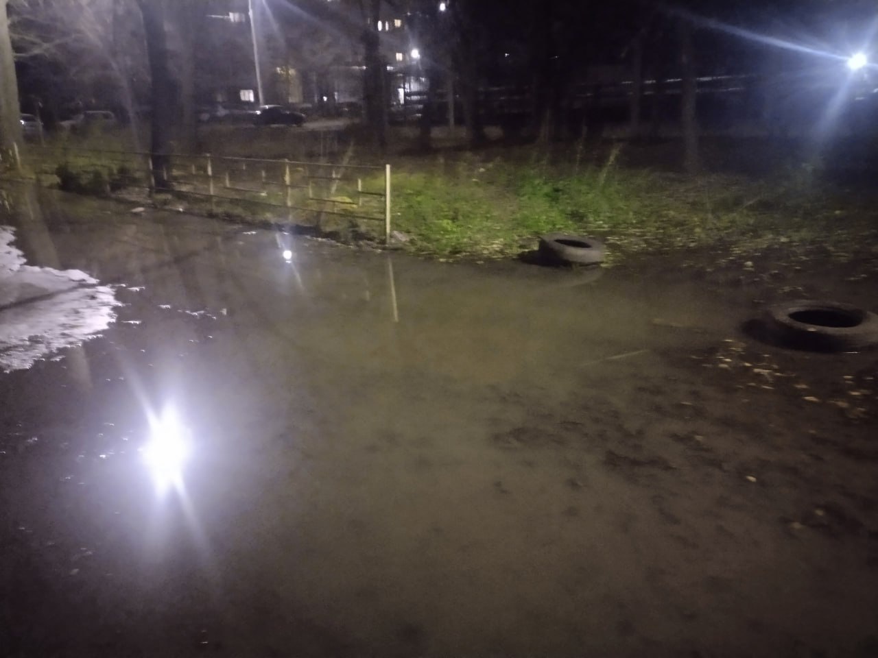 Жители Самары. пожаловались на разлив канализации во дворе по адресу улица Советской Армии,164