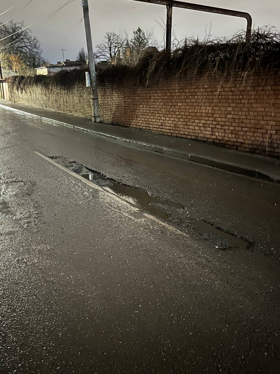 На 7-й просеке жители жалуются на большую яму у дома 10А На 7-й просеке жители жалуются на большую яму у дома 10А