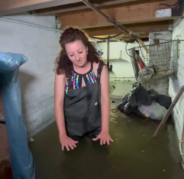 Жительница Кузбасса завела карпов в подтопленном подвале Жительница Кузбасса завела карпов в подтопленном подвале