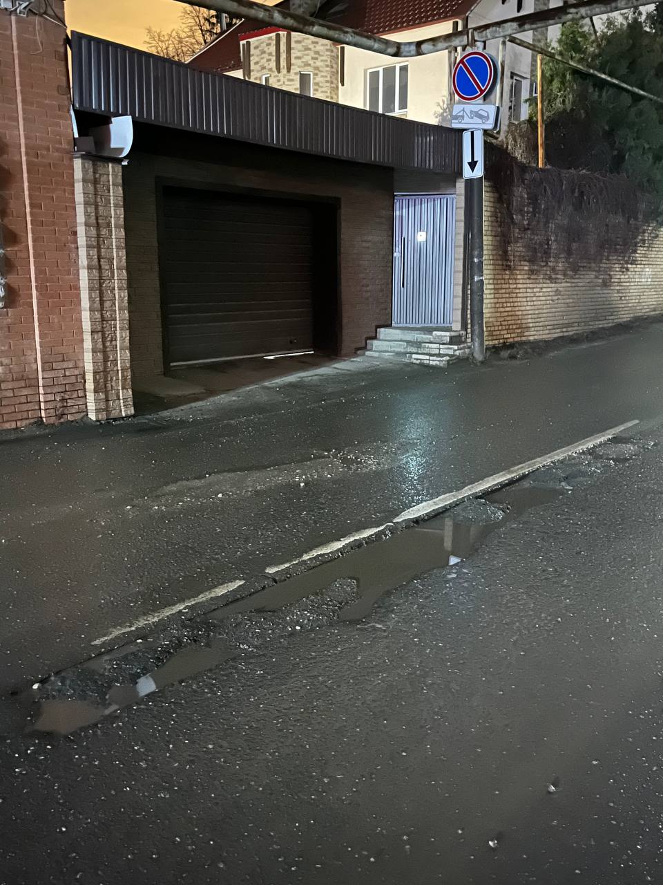 На 7-й просеке жители жалуются на большую яму у дома 10А