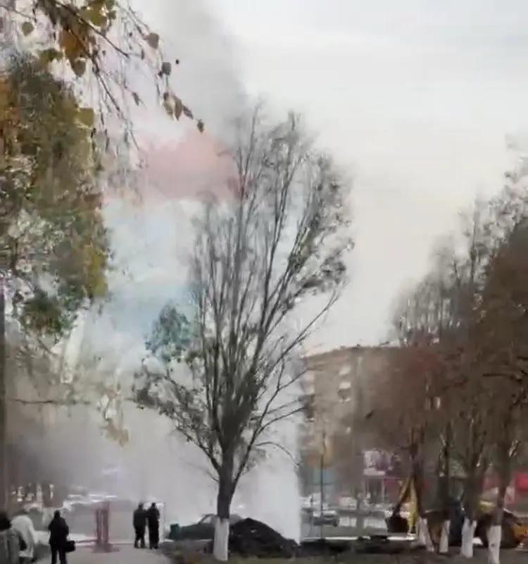 Коммунальный гейзер затопил проспект Ленина в Самаре