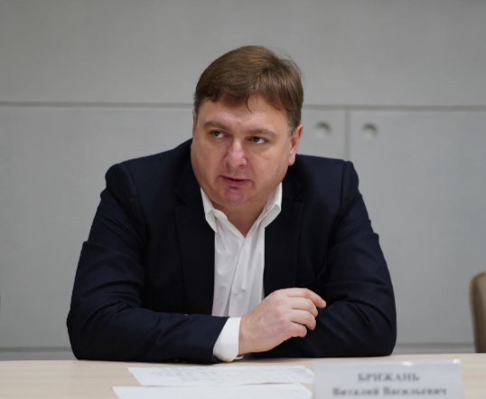 Министр энергетики и ЖКХ Самарской области ВиталийВасильевич Брижань открыл возможность обращаться к нему в национальноммессенджере МАХ