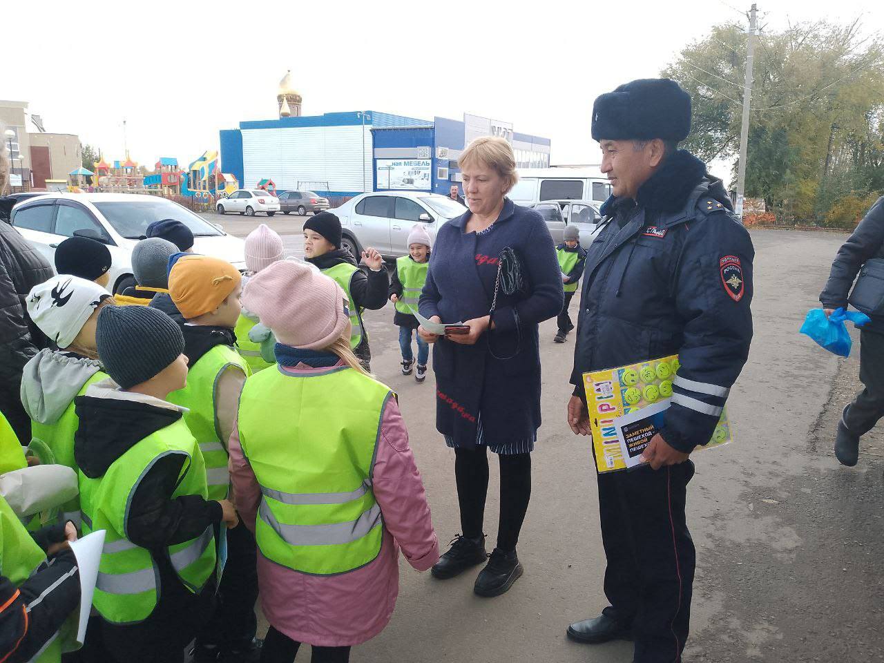 Юные инспекторы дорожного движения детского объединения «Знатоки ПДД» совместно сотрудники Госавтоинспекции по Больше Черниговскому району провели социальную акцию «Соблюдай ПДД» с целью привлечения внимания жителей к... Юные инспекторы дорожного движения детского объединения «Знатоки ПДД» совместно сотрудники Госавтоинспекции по Больше Черниговскому району провели социальную акцию «Соблюдай ПДД» с целью привлечения внимания жителей к...