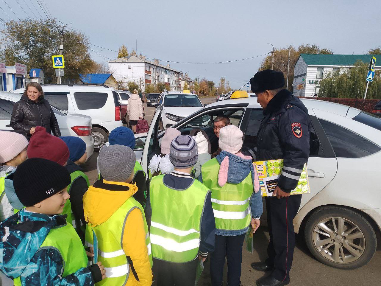 Юные инспекторы дорожного движения детского объединения «Знатоки ПДД» совместно сотрудники Госавтоинспекции по Больше Черниговскому району провели социальную акцию «Соблюдай ПДД» с целью привлечения внимания жителей к... Юные инспекторы дорожного движения детского объединения «Знатоки ПДД» совместно сотрудники Госавтоинспекции по Больше Черниговскому району провели социальную акцию «Соблюдай ПДД» с целью привлечения внимания жителей к...