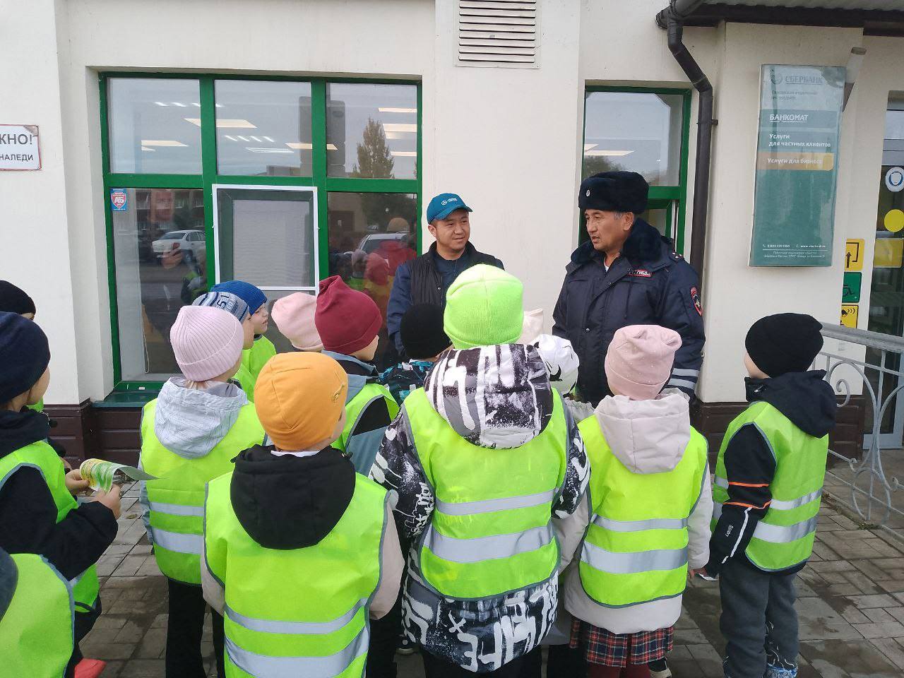 Юные инспекторы дорожного движения детского объединения «Знатоки ПДД» совместно сотрудники Госавтоинспекции по Больше Черниговскому району провели социальную акцию «Соблюдай ПДД» с целью привлечения внимания жителей к... Юные инспекторы дорожного движения детского объединения «Знатоки ПДД» совместно сотрудники Госавтоинспекции по Больше Черниговскому району провели социальную акцию «Соблюдай ПДД» с целью привлечения внимания жителей к...